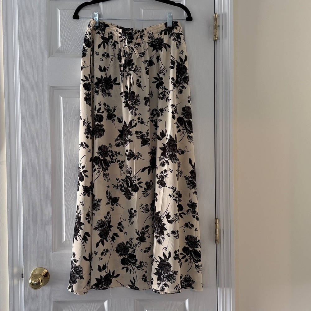 Chic Black and Cream Floral Maxi Skirt